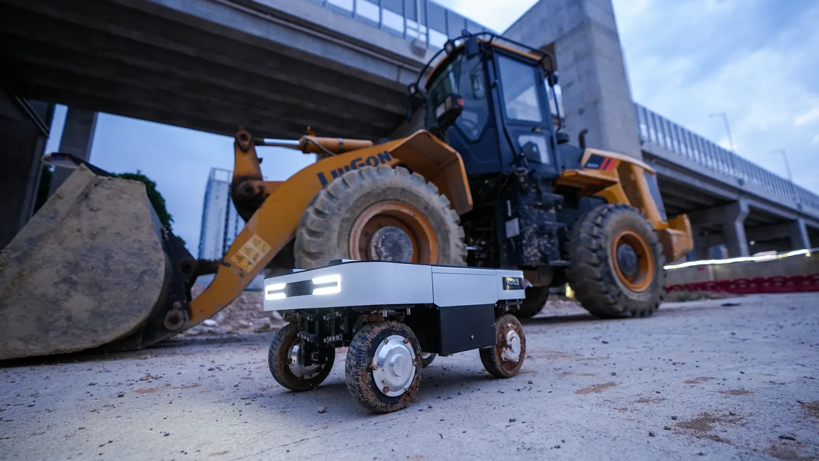 RANGER MINI 3.0 na placu budowy przed ładowarką kołową