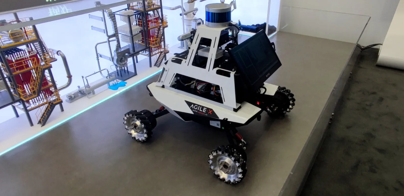 SCOUT MINI z kołami Mecanum, lidarem 3D i monitorem na stanowisku pokazowym