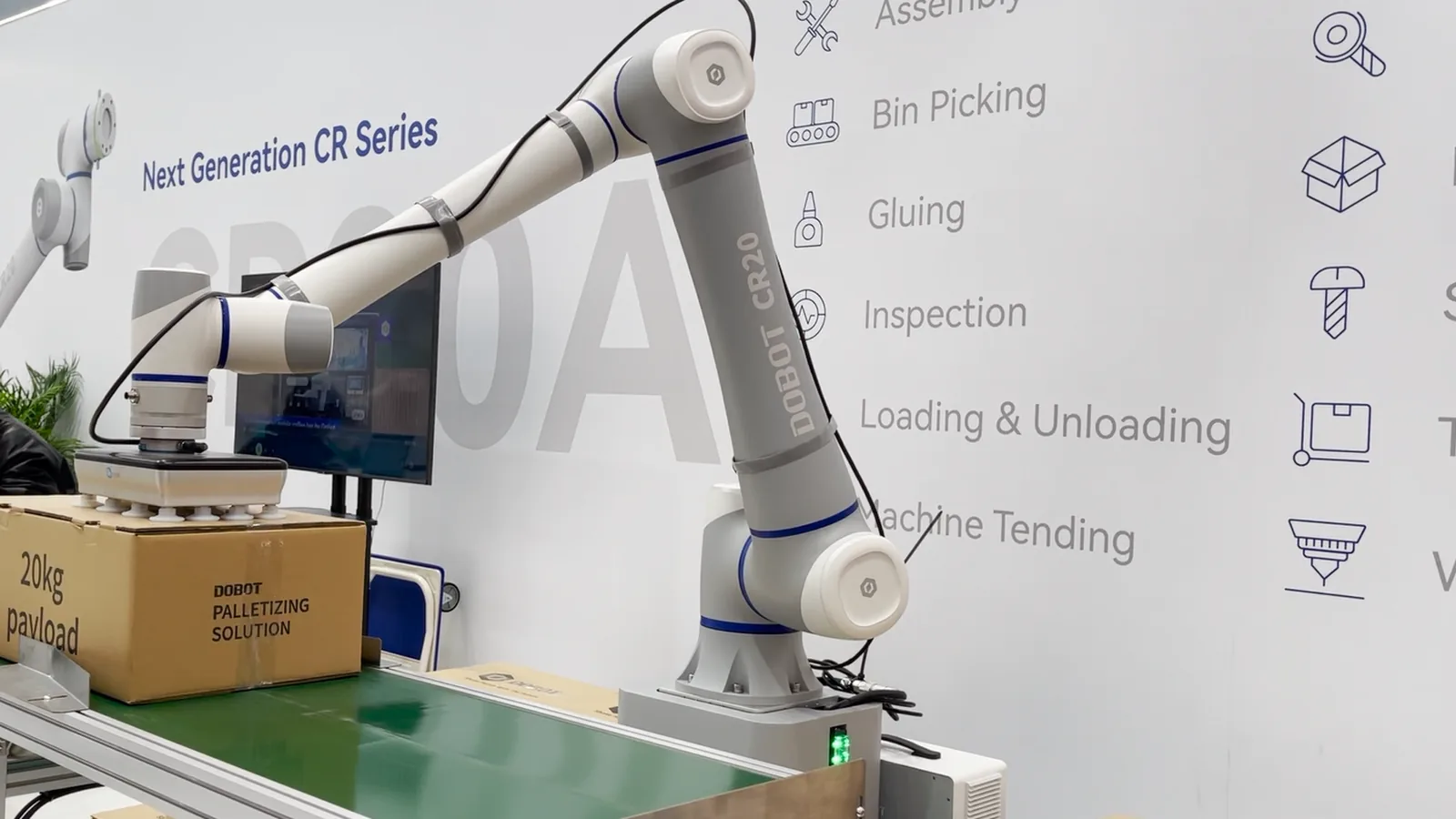 Dobot CR20A z chwytakiem podciśnieniowym układa kartony na stoisku producenta na targach Hannover Messe 2023